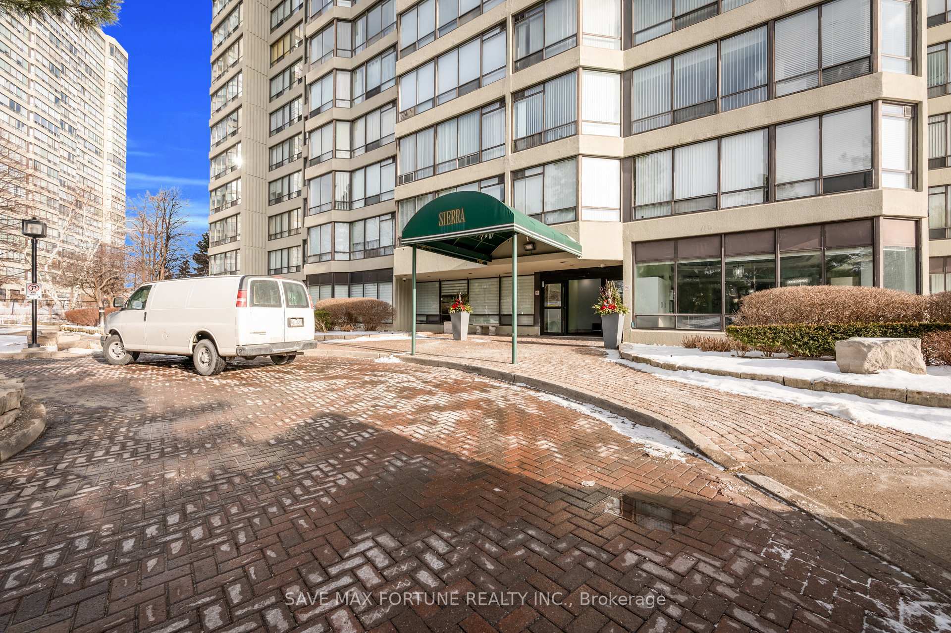 Property Photo: 26 Hanover Road 1611 ON L6S 4T2
