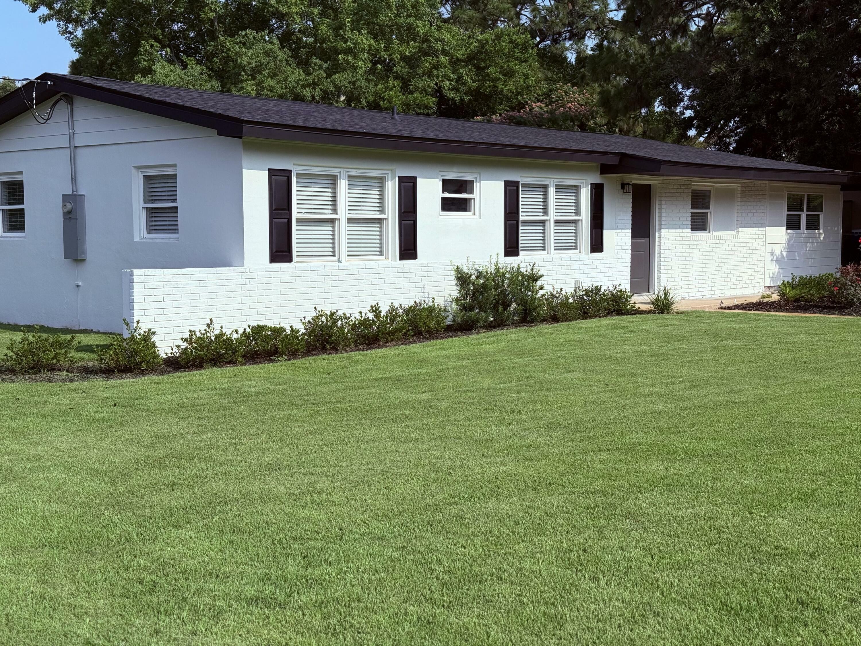 Property Photo: 601 Blackstone Road FL 32569