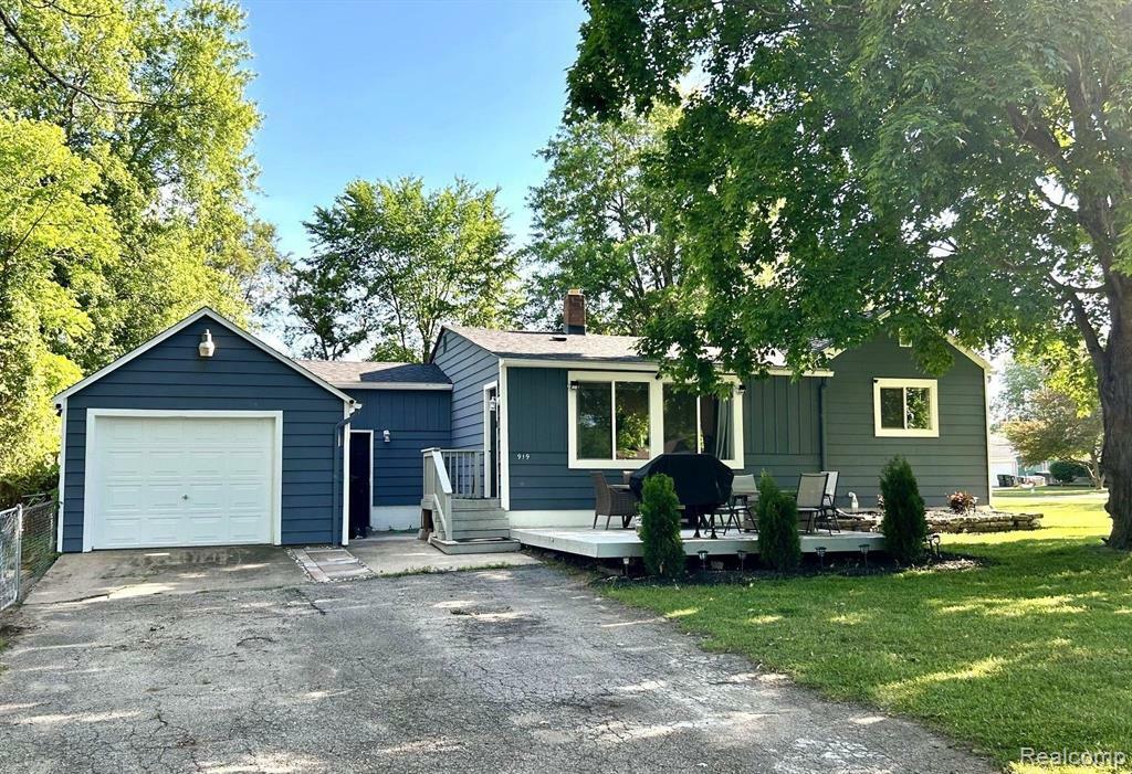 Property Photo: 919 Beardon MI 48362