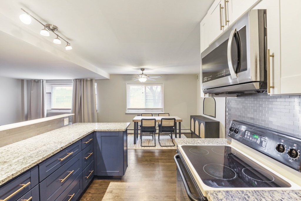 Property Photo:  4976 N Milwaukee Avenue 101  IL 60630 