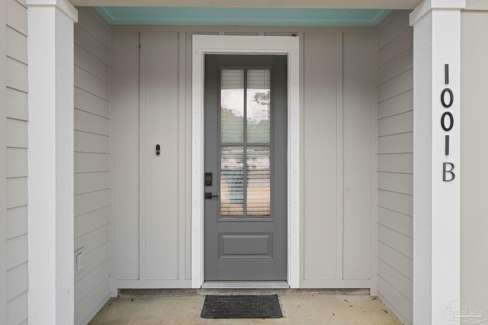 Property Photo: 1001 E Cross St B FL 32503