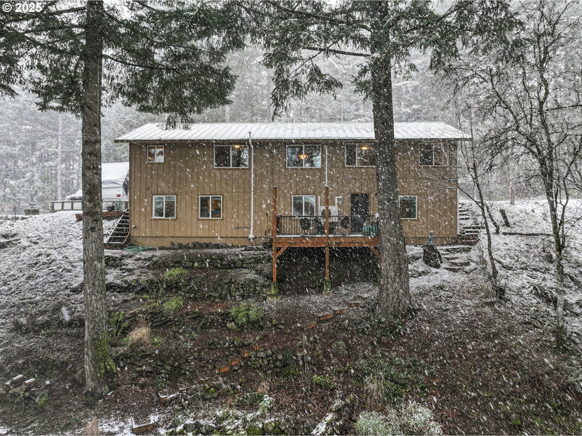 Property Photo:  7081 E Loop Rd  WA 98648 