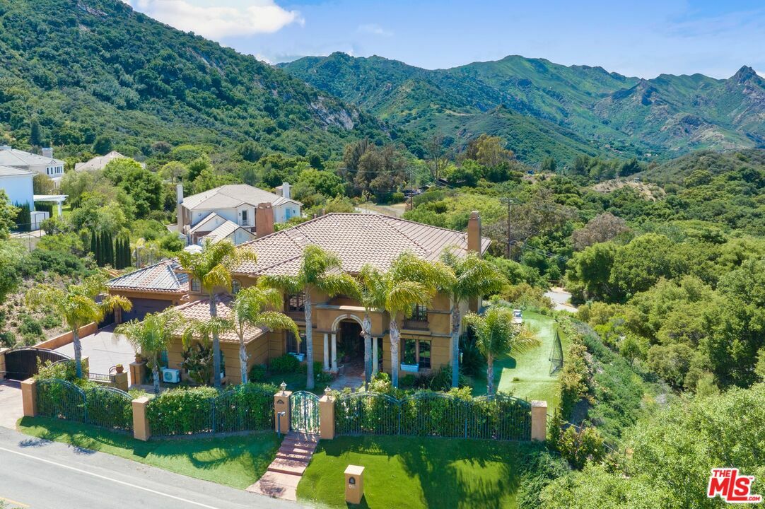 Property Photo: 435 Woodbluff Rd CA 91302
