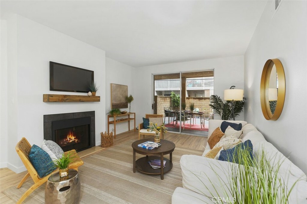 Property Photo:  384 Redondo Avenue 204  CA 90814 