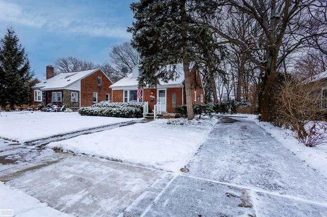 Property Photo: 24251 Roanoke Avenue MI 48237