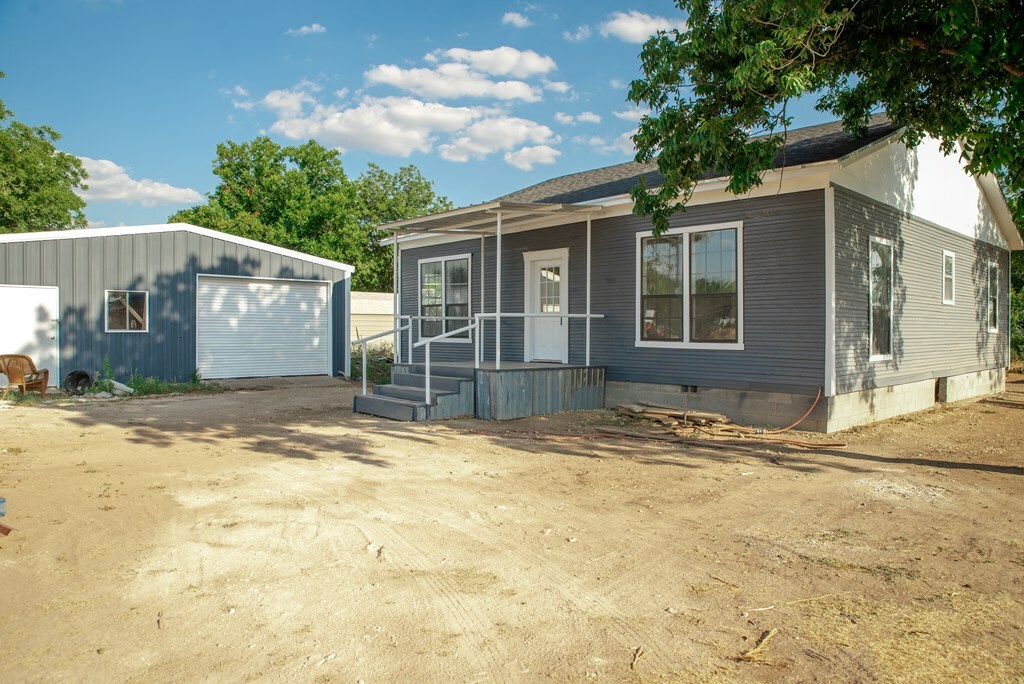 Property Photo:  209 6th Ave  TX 76951 