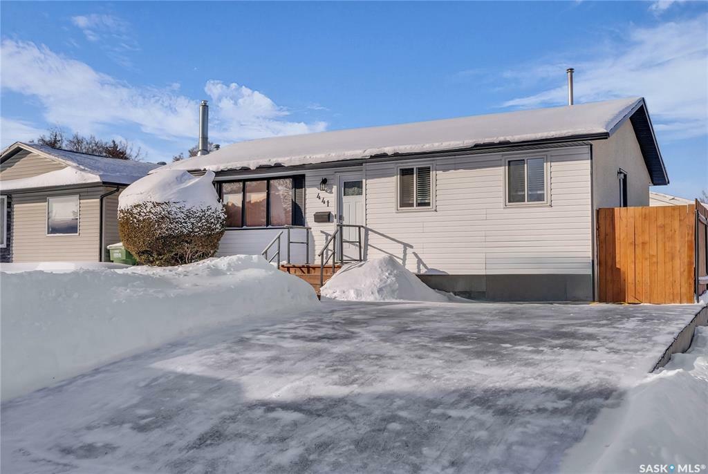 Property Photo:  441 Lloyd Crescent  SK S7L 5B6 