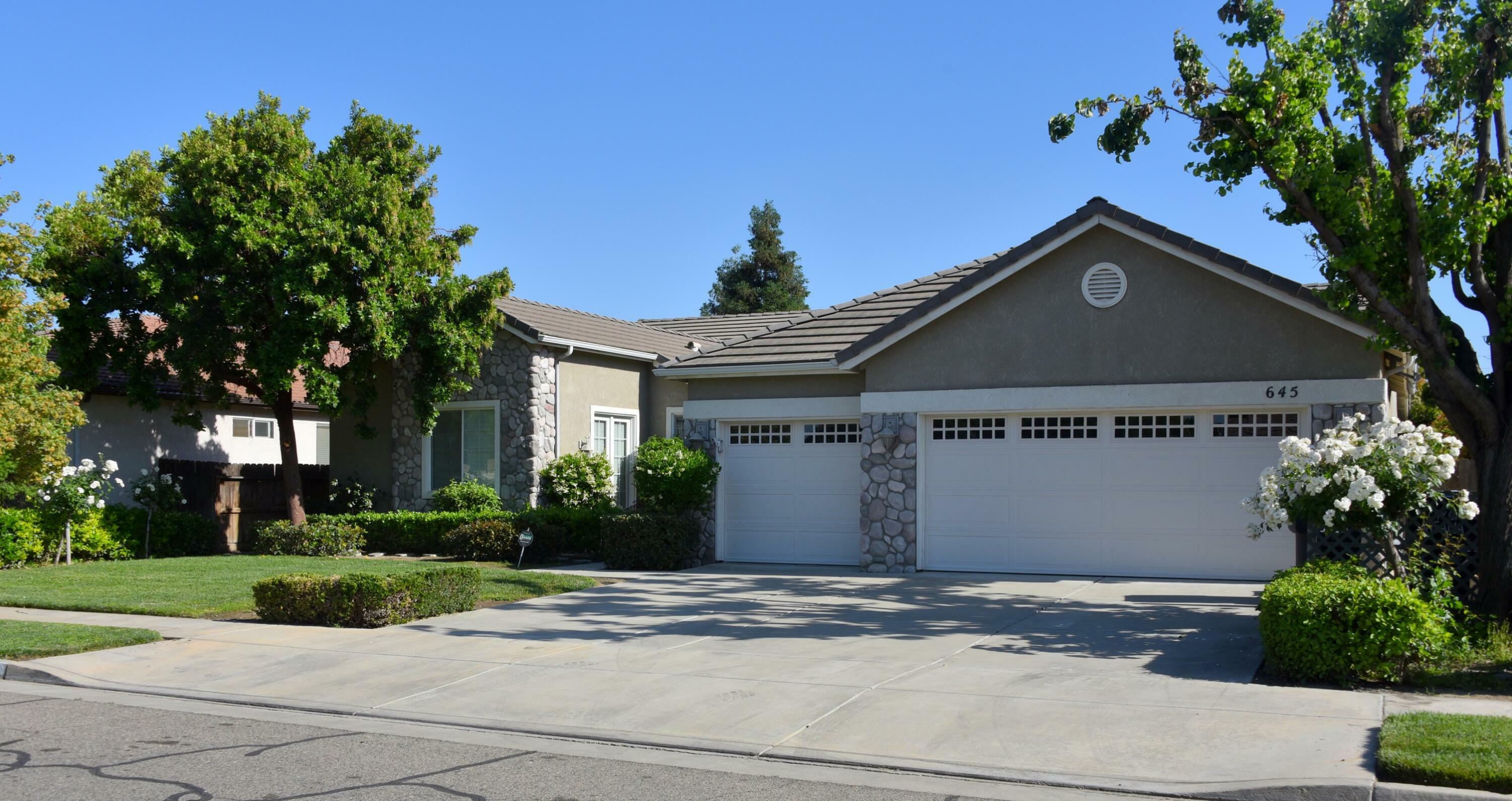Property Photo: 645 E Chestnut Avenue CA 93292