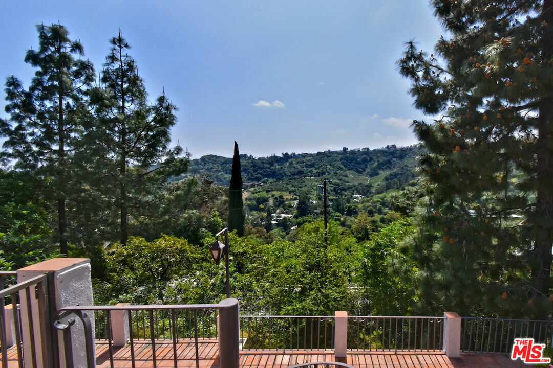 Property Photo:  2901 Benedict Canyon Drive  CA 90210 