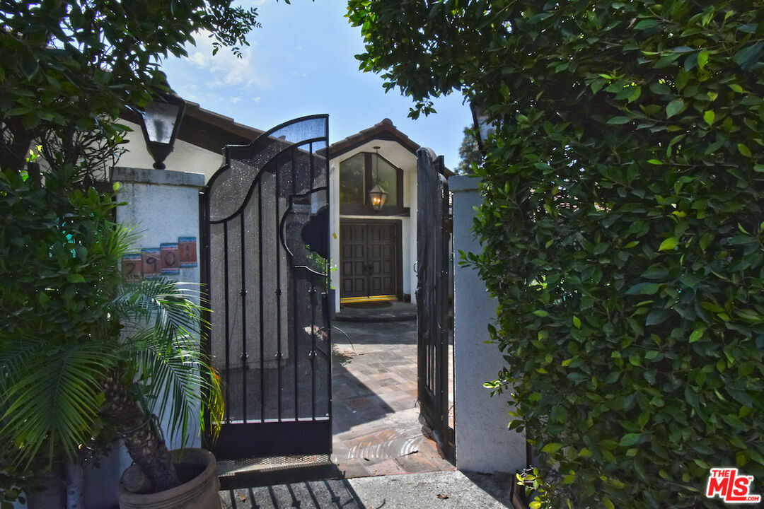 Property Photo:  2901 Benedict Canyon Drive  CA 90210 