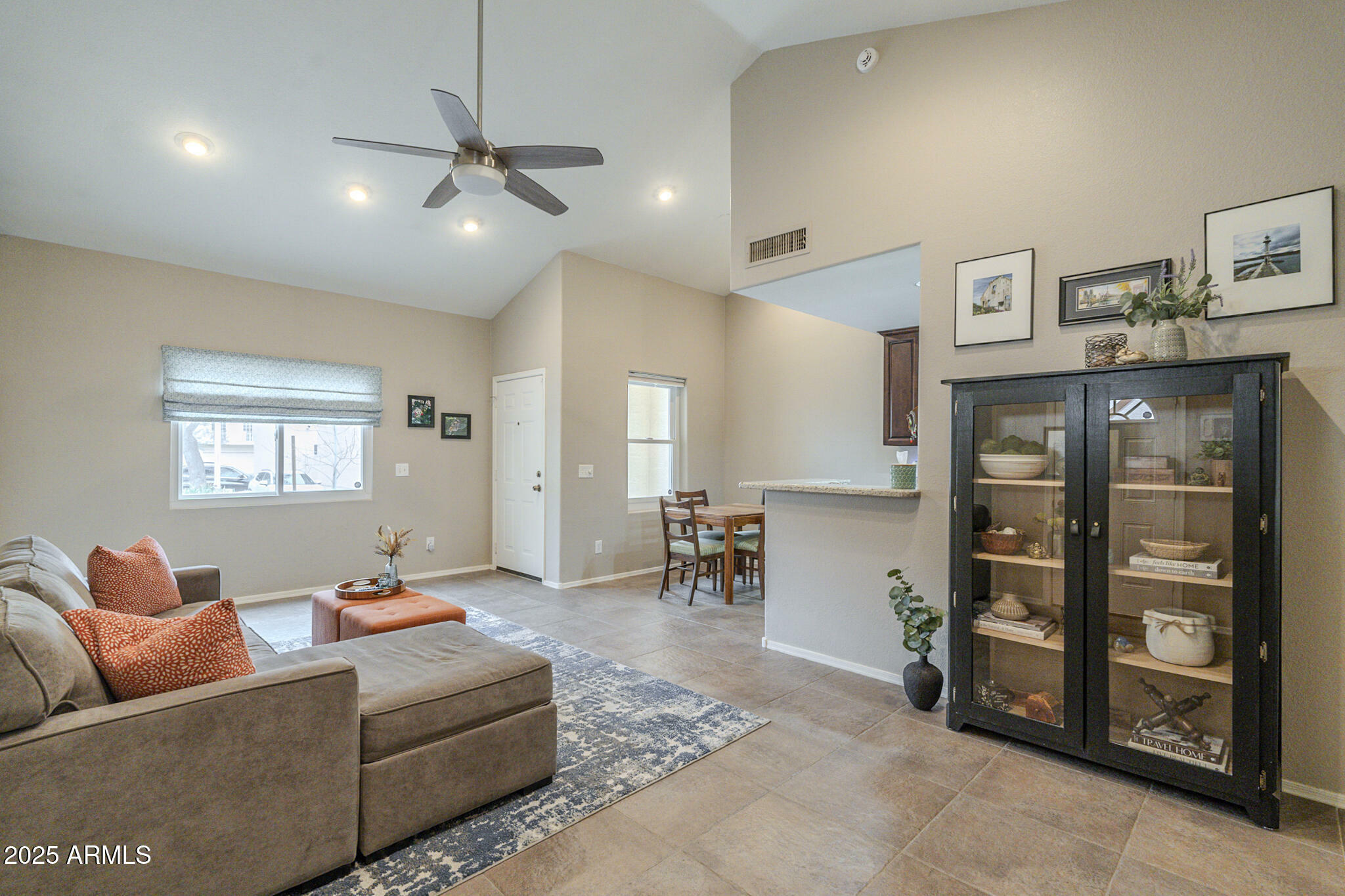 Property Photo: 1027 W Julie Drive AZ 85283
