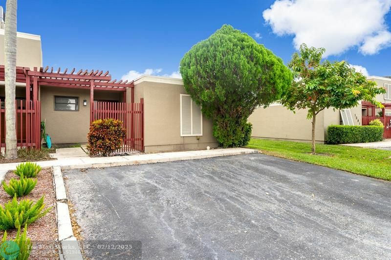 Property Photo:  1591 W Fairway Rd 1591  FL 33026 