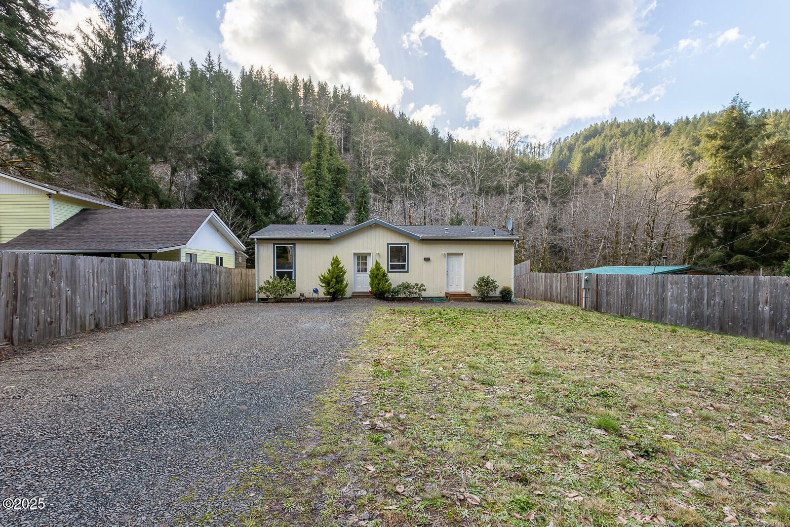 Property Photo: 258 N New Bridge Road OR 97368