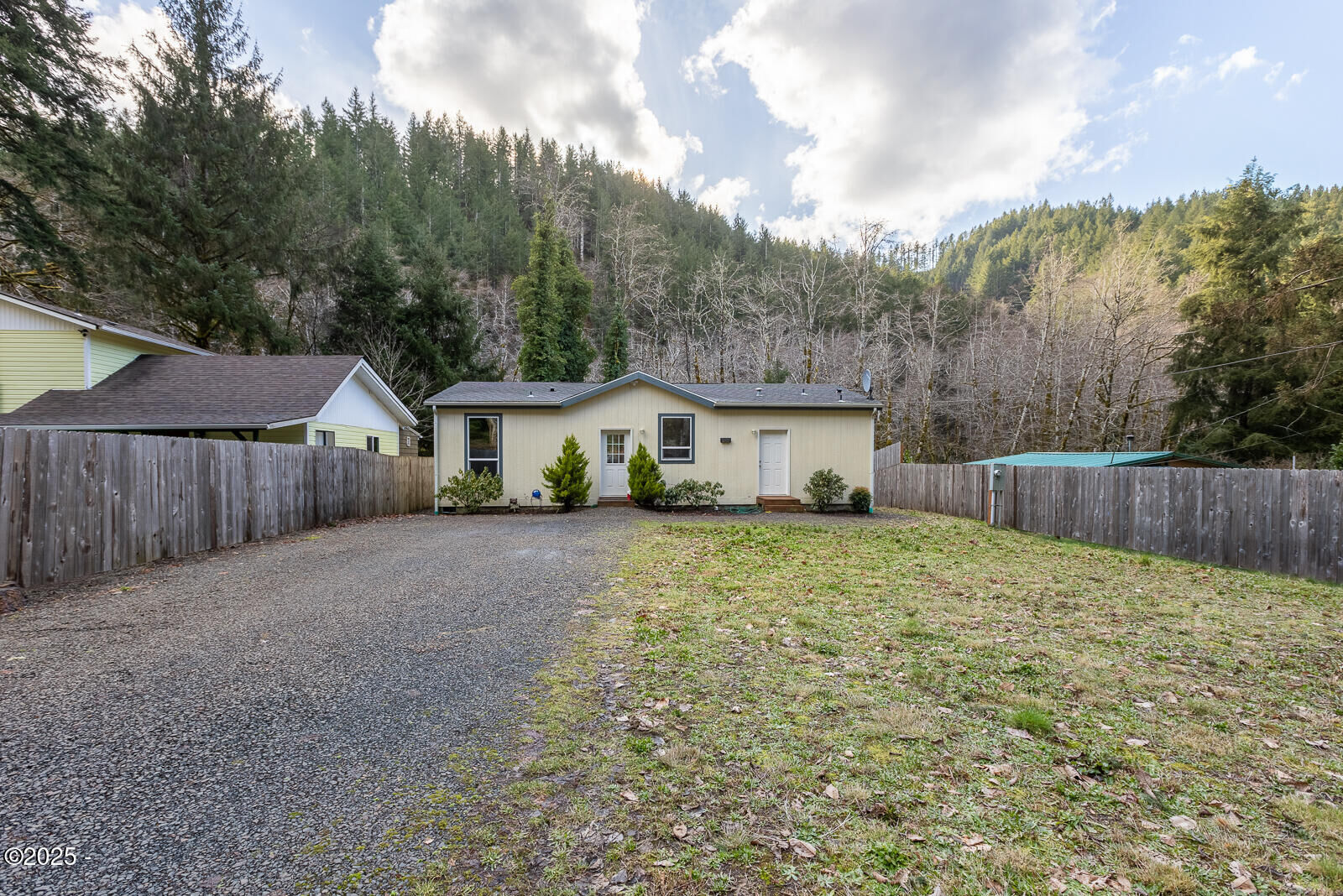 Property Photo:  258 N New Bridge Road  OR 97368