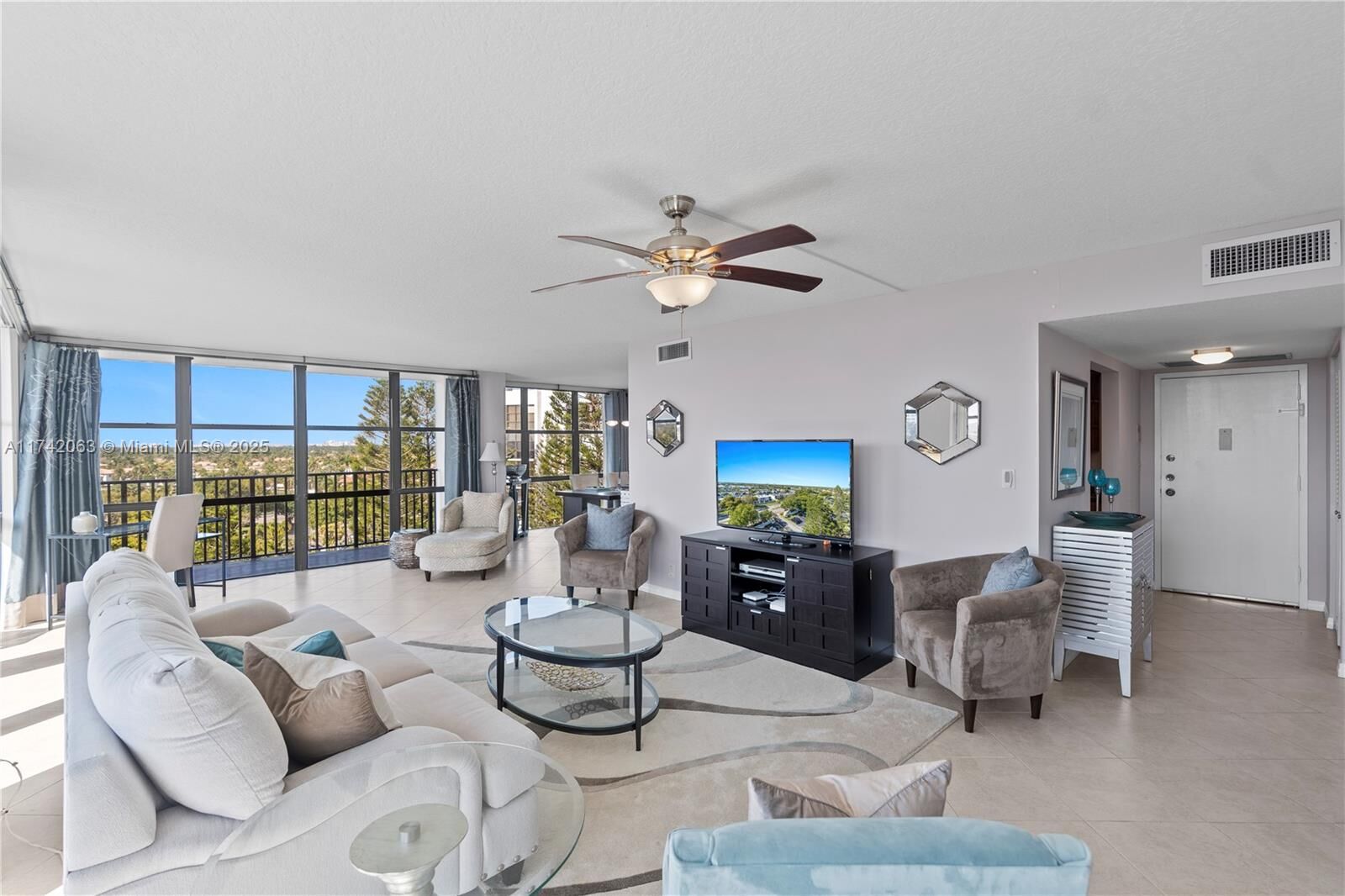 Property Photo:  800 Parkview Dr 909  FL 33009