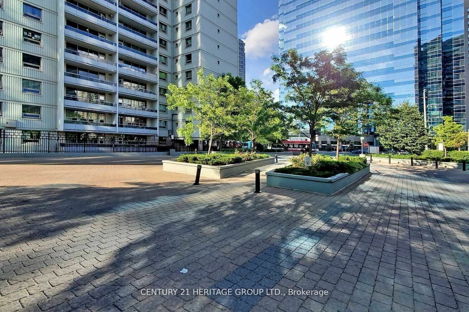 Property Photo:  5740 Yonge St 2206  ON M2M 0B1 