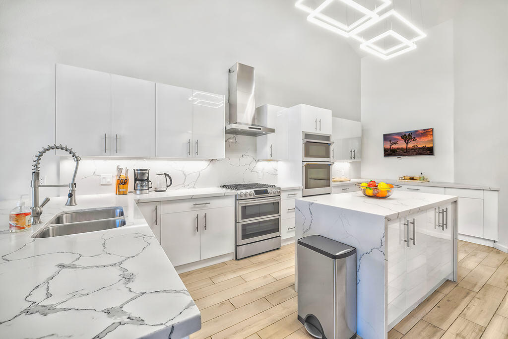 Property Photo: 192 Kavenish Drive CA 92270