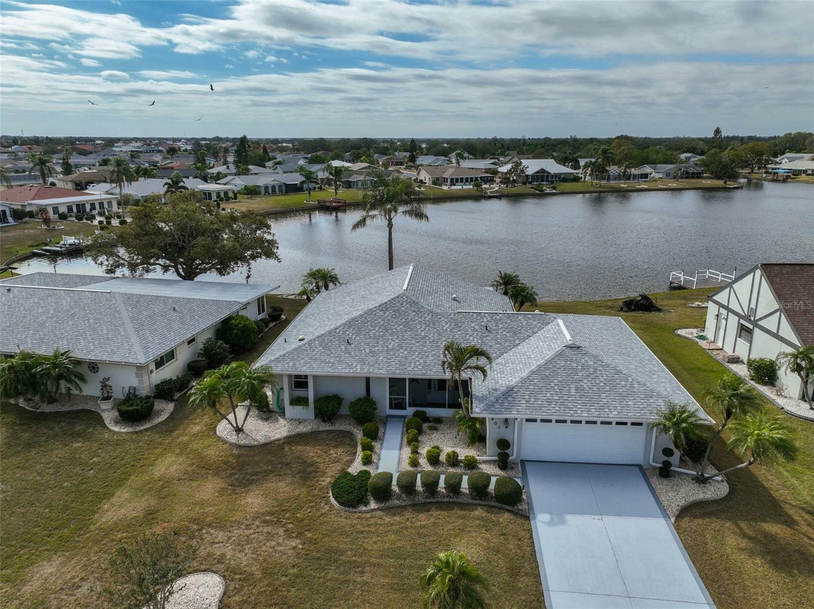Property Photo:  407 Blackhawk Circle  FL 33573 
