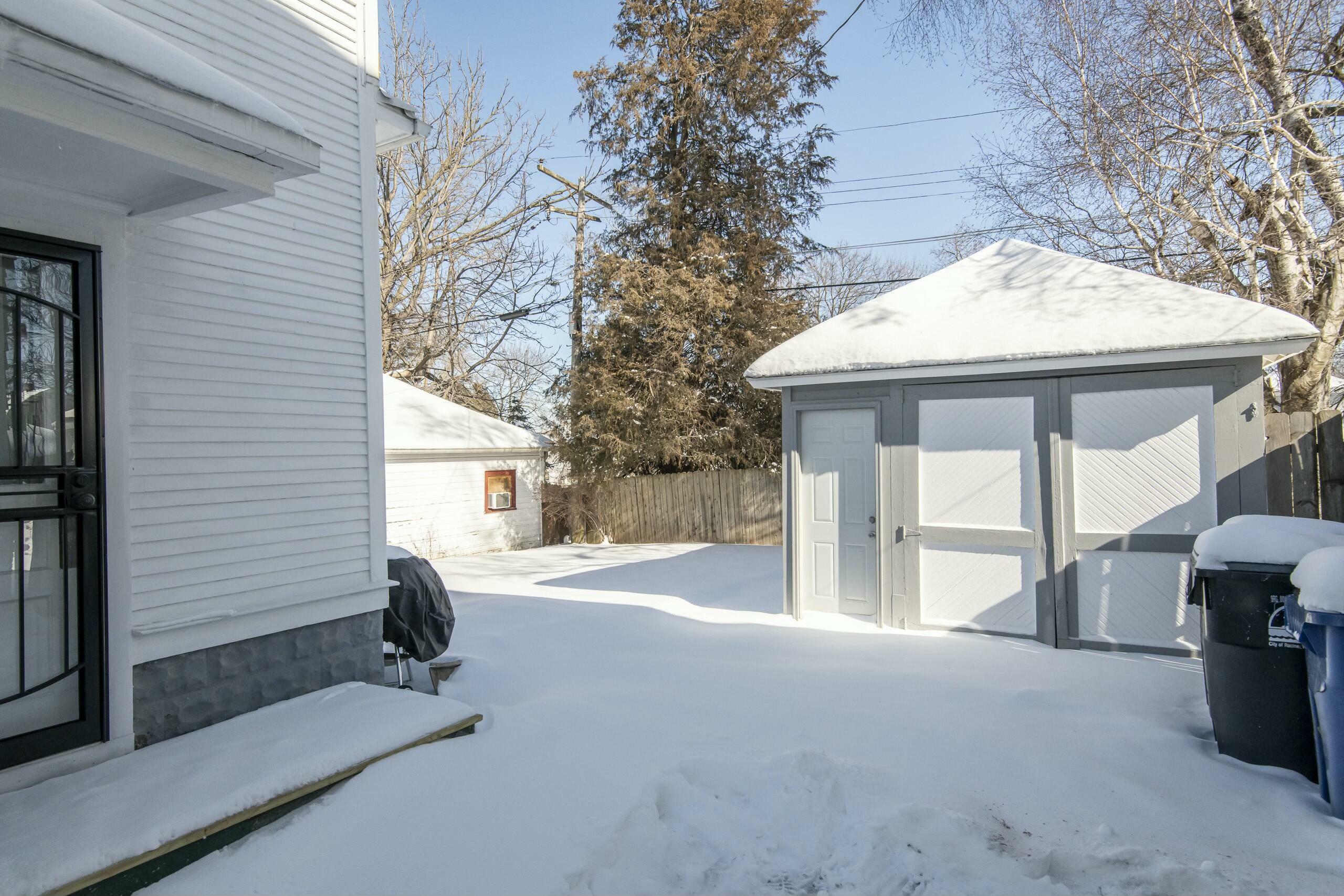 Property Photo:  2029 Carter St  WI 53402 