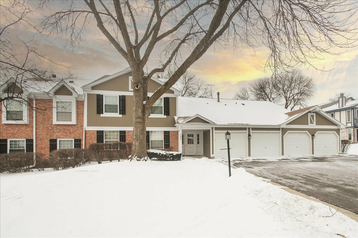 Property Photo: 123 Century Court O1 IL 60193