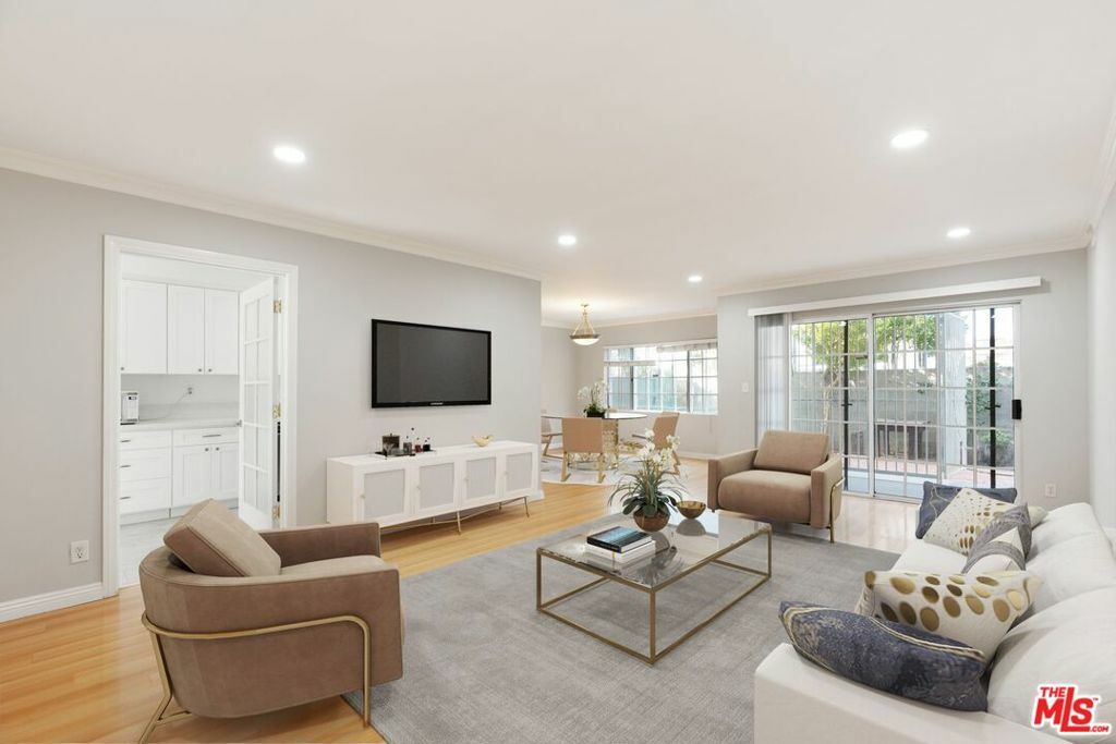 Property Photo: 837 S Windsor Boulevard 3 CA 90005