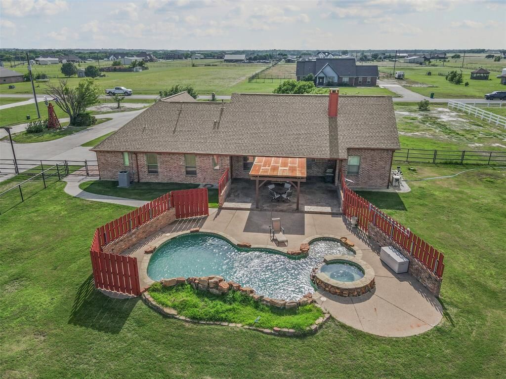 Property Photo:  4040 Austin Circle  TX 76266