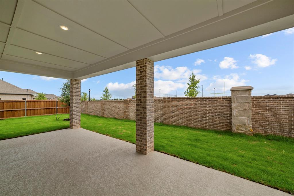 Property Photo: 2806 Neidman Drive TX 76063