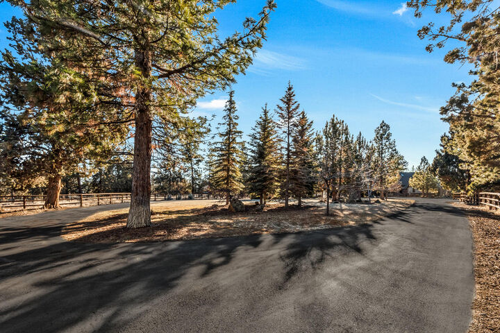 Property Photo: 18790 Hakamore Drive OR 97703