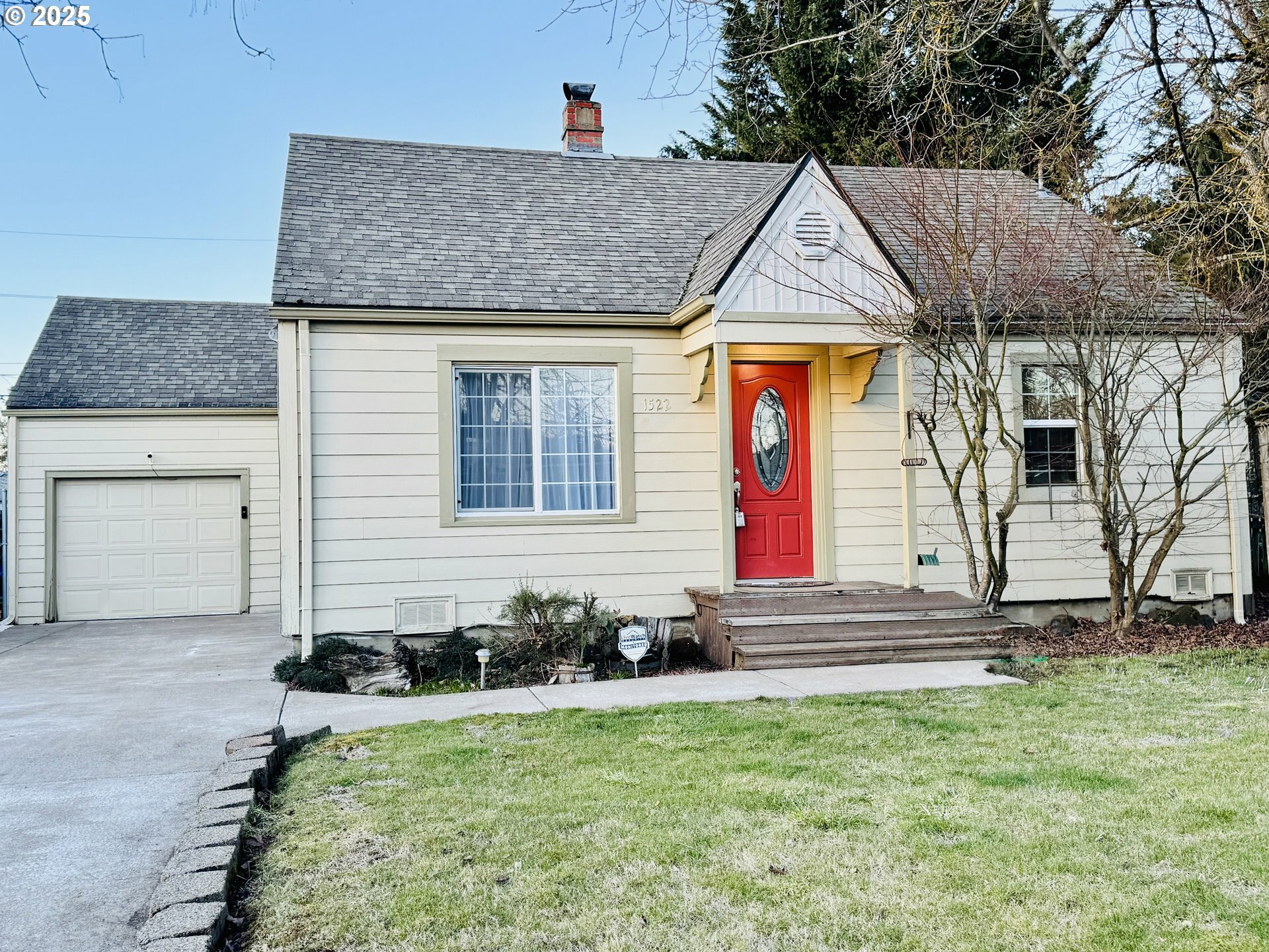 Property Photo:  1522 B St  OR 97477 