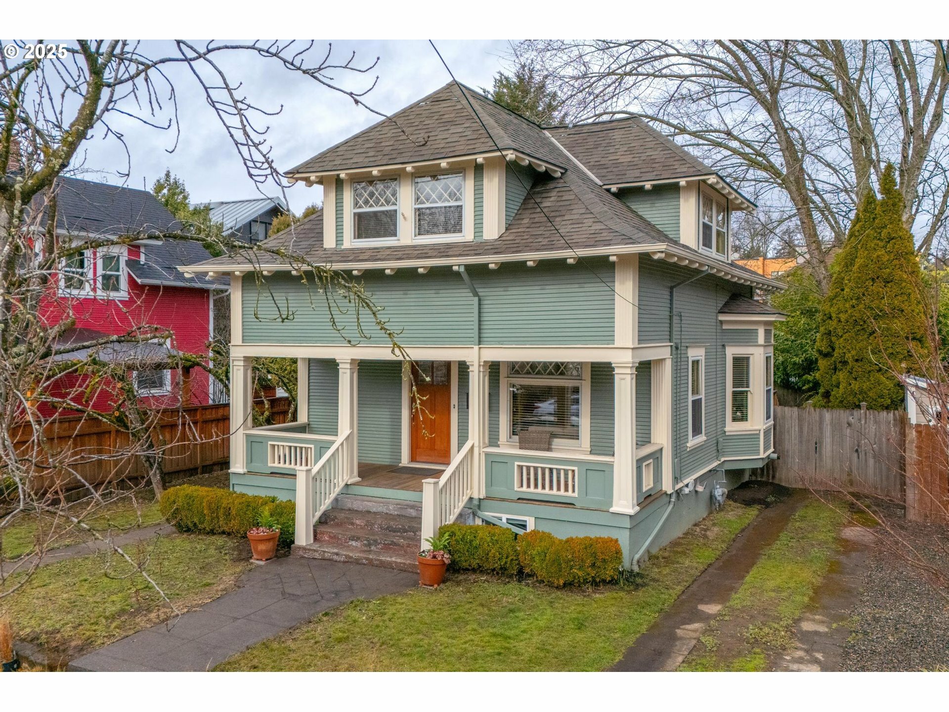 Property Photo:  3825 SE Yamhill St  OR 97214 