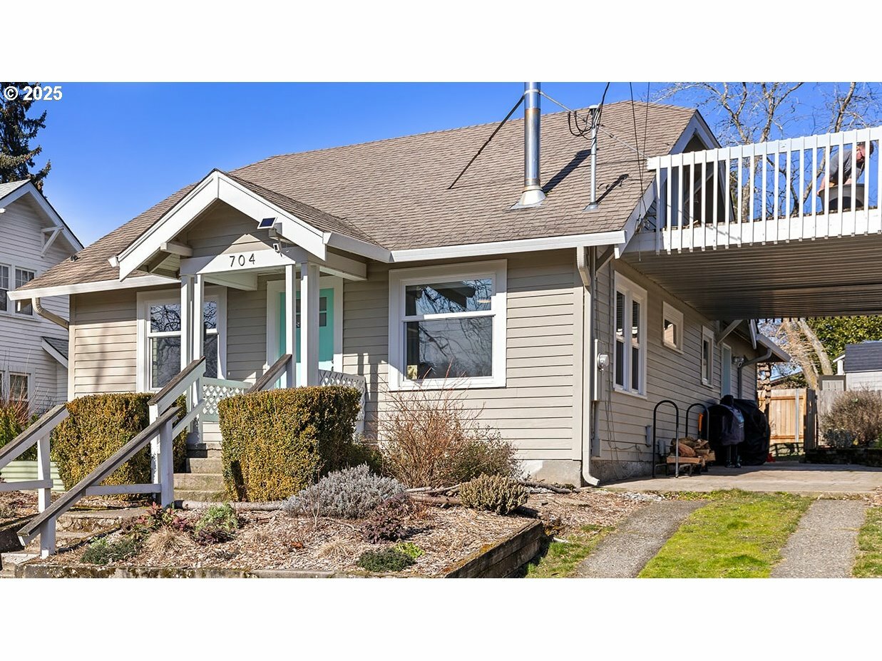 Property Photo:  704 E 28th St  WA 98663 