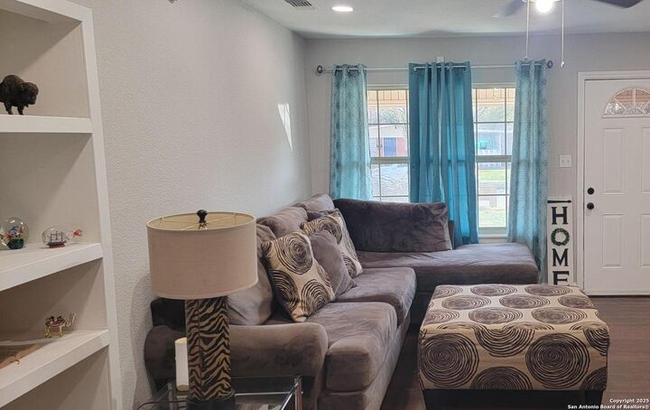 Property Photo: 4611 Creekmoor Dr TX 78220