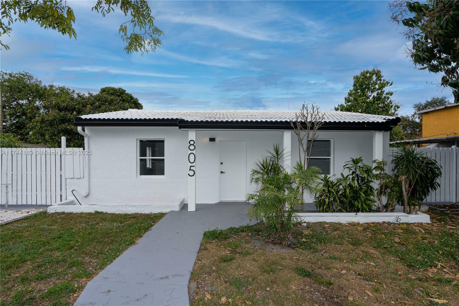 Property Photo: 805 Sultan Ave FL 33054