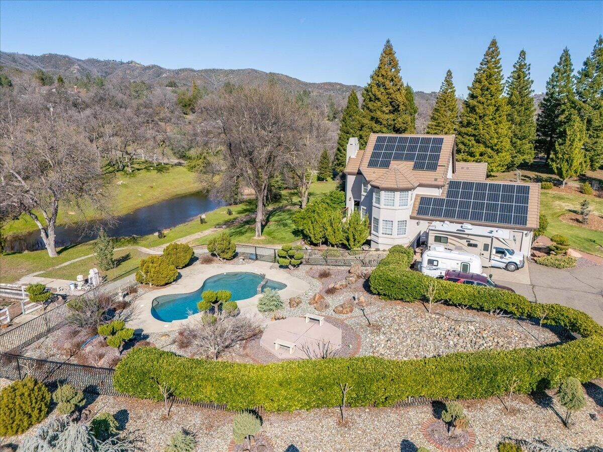 Property Photo: 8826 Heritage Court CA 96001