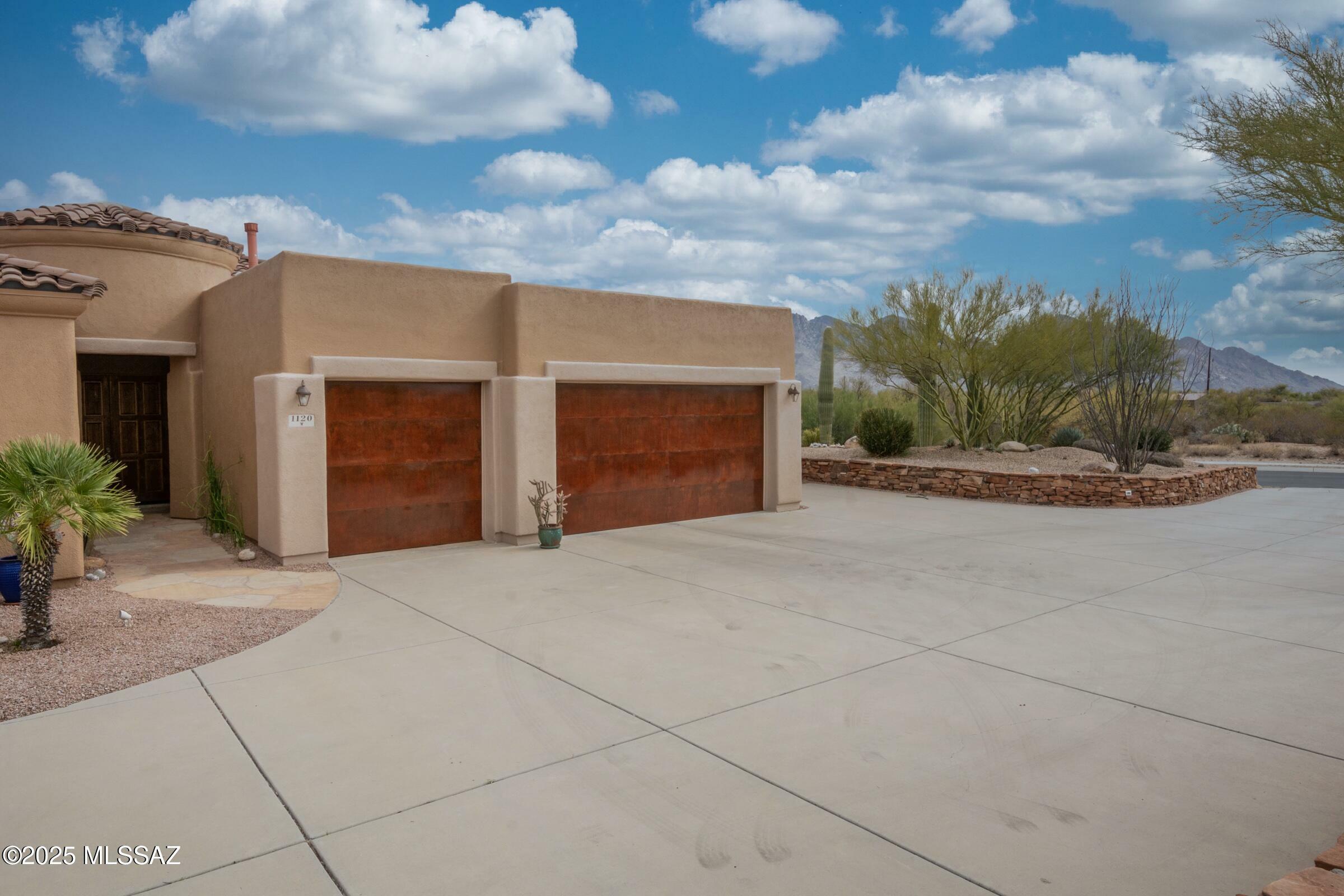 Property Photo:  1120 W Green Pebble Drive  AZ 85755 