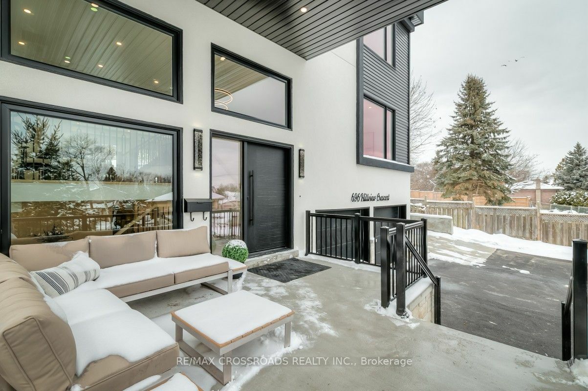 Property Photo:  696 Hillview Cres  ON L1W 2R7 