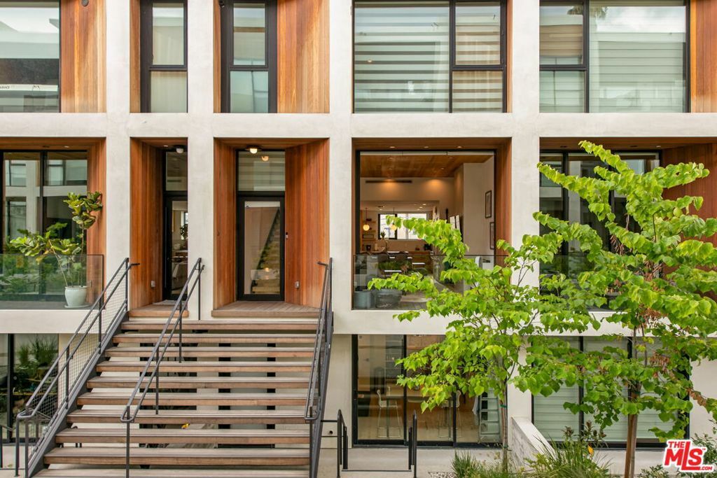 Property Photo: 618 S Van Ness Avenue 3 CA 90005