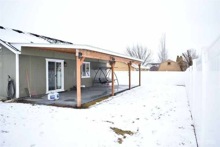 Property Photo:  1108 W Meadow View Drive  WA 98837 