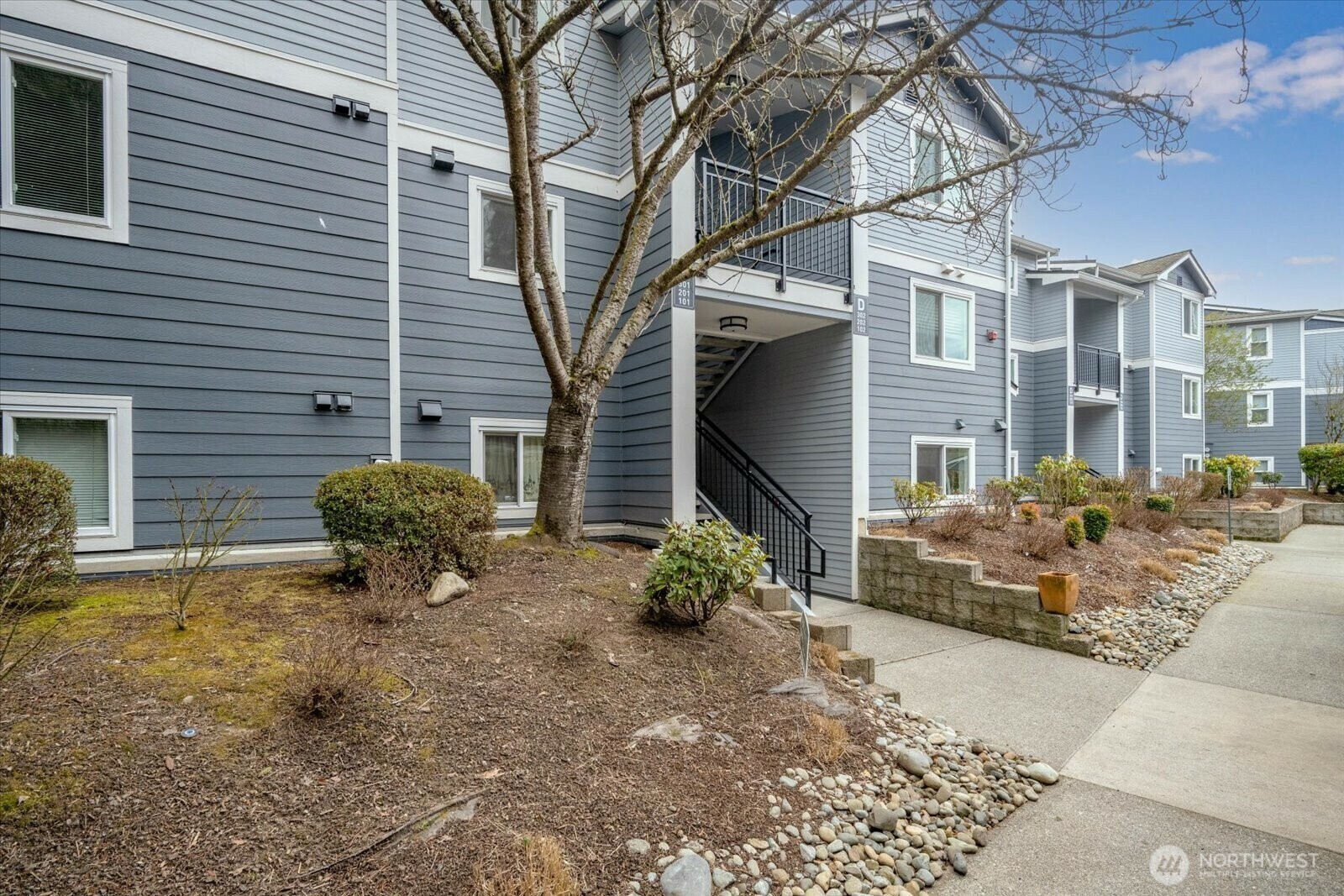 Property Photo:  250 NW Dogwood Street D102  WA 98027 