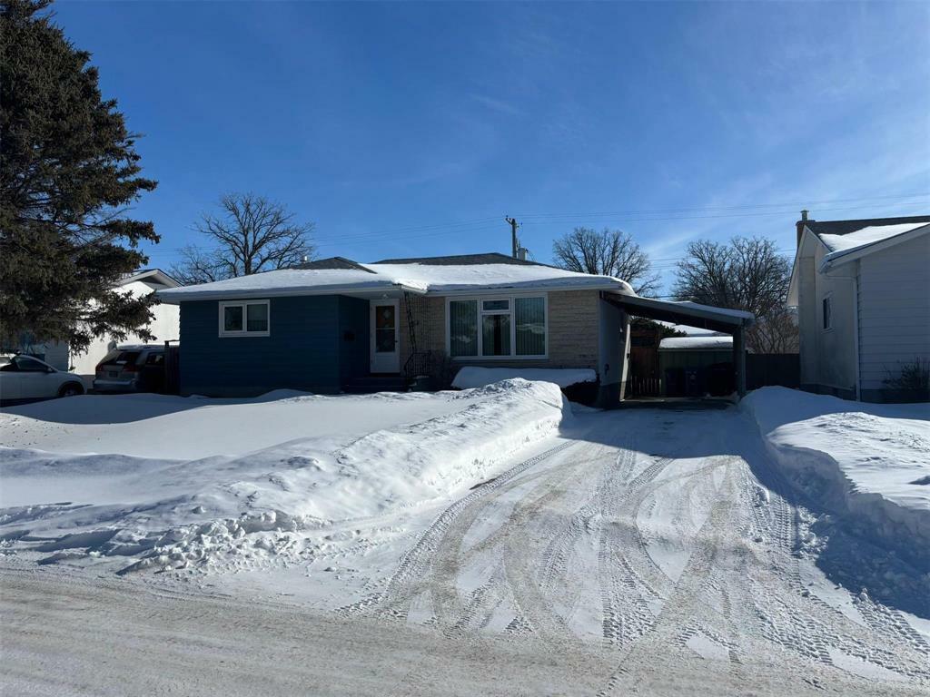 Property Photo:  52 Cabot Crescent  MB R2M 2H1 