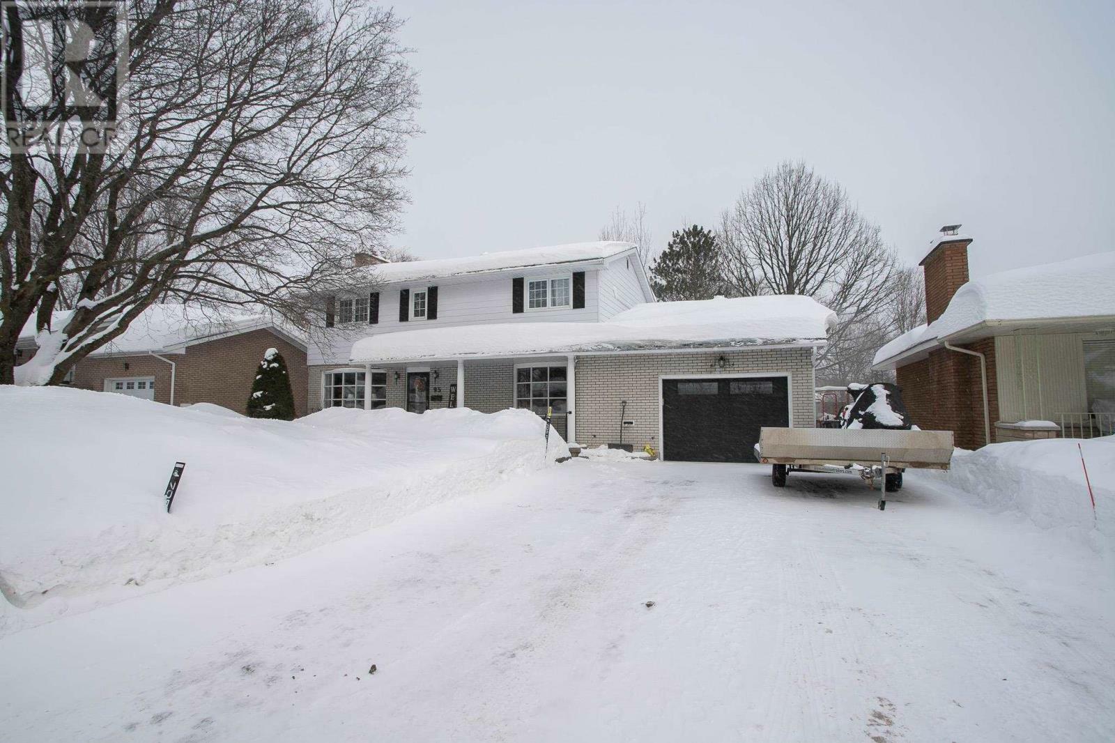 Property Photo:  95 Parkdale Dr  ON P6A 4C7 