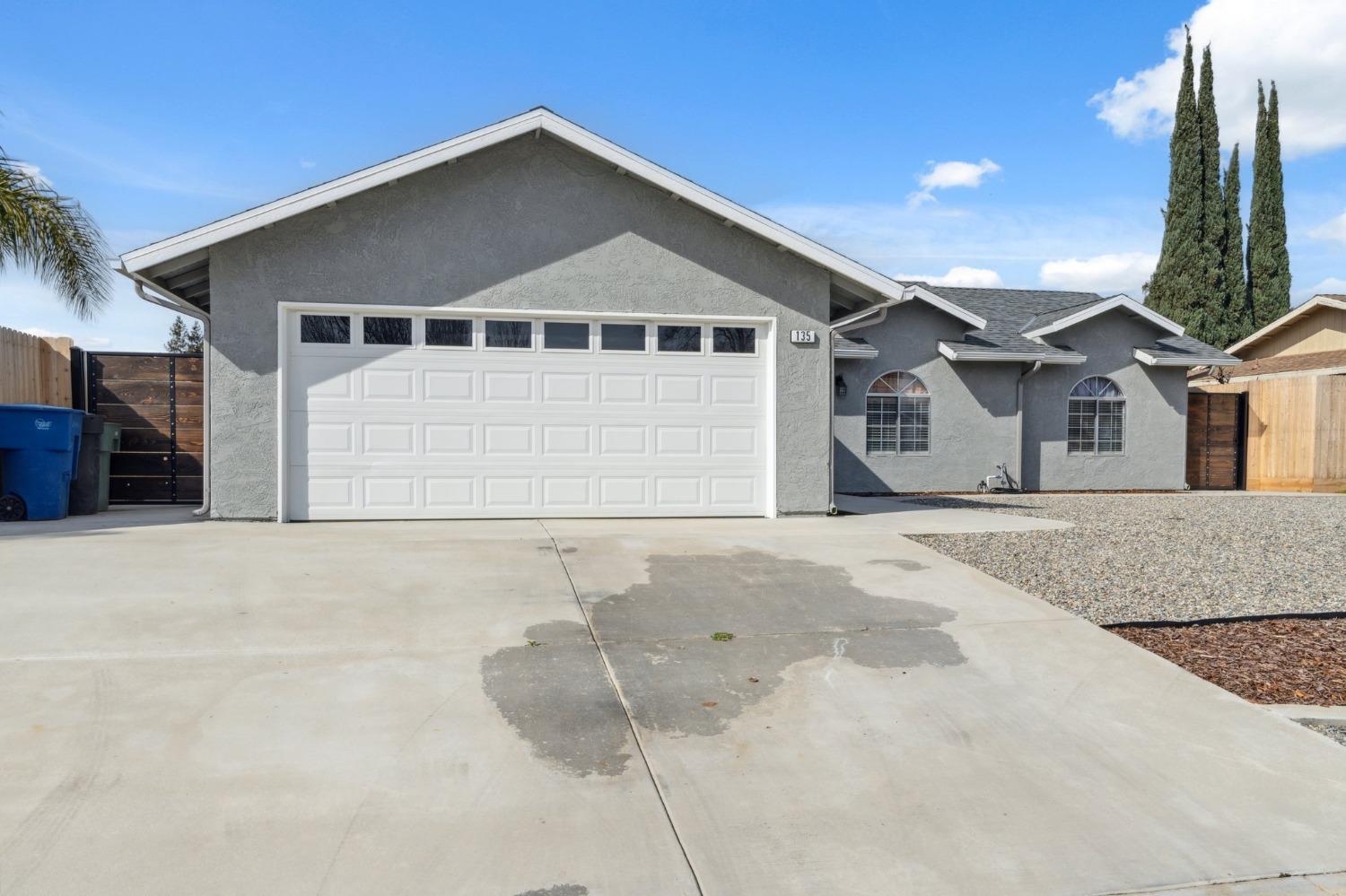 Property Photo:  135 Redwood Avenue  CA 93657 