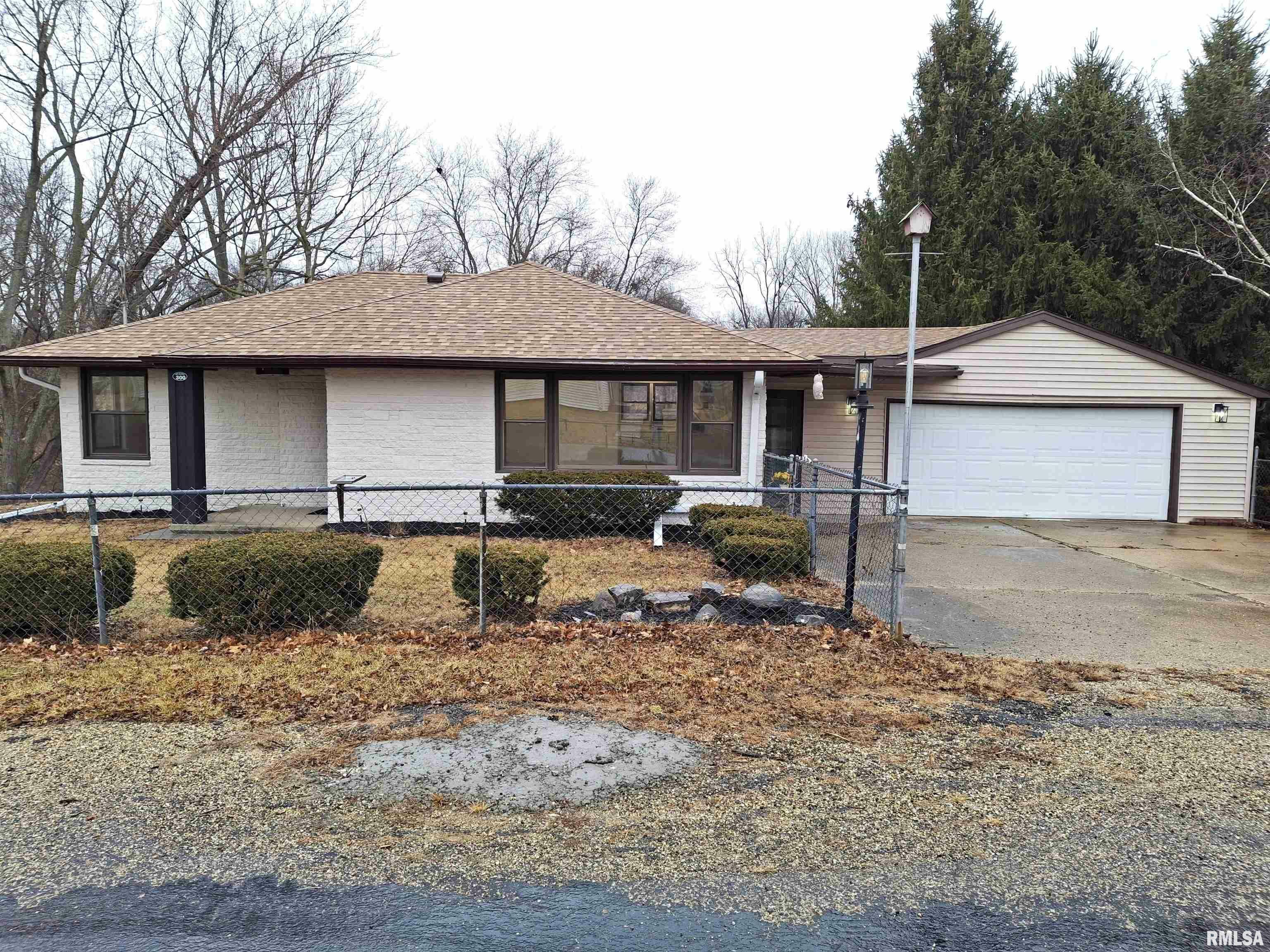 Property Photo: 300 E 4th Street IL 61563