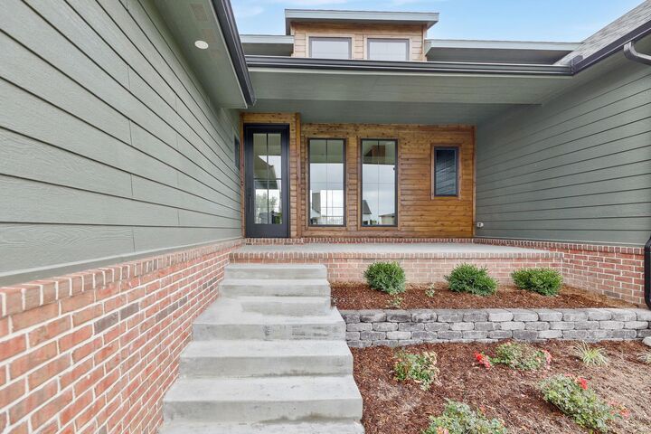 Property Photo:  1206 W Lakeway Ct  KS 67002 