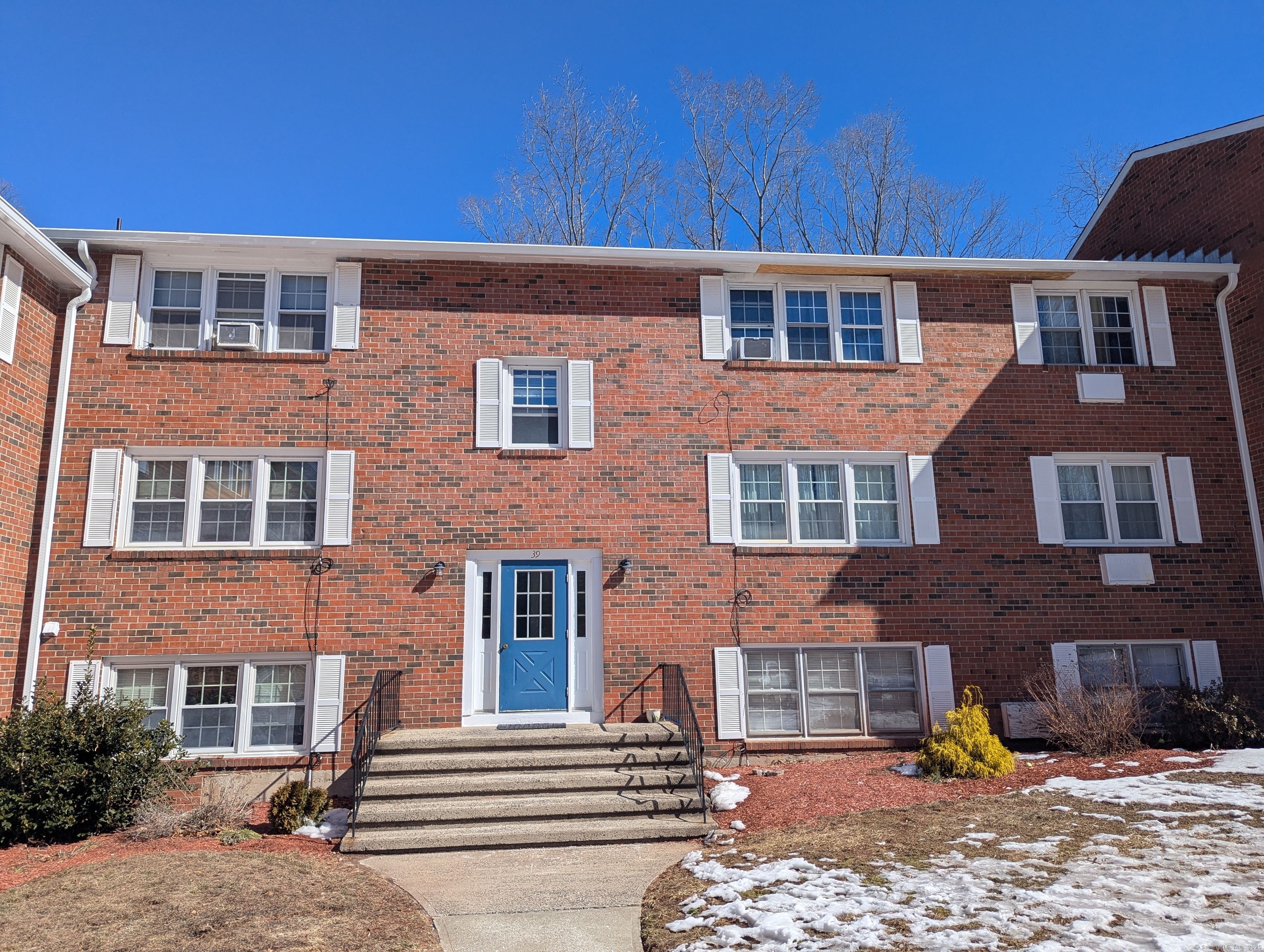Property Photo: 39 Briarwood Lane Apt B CT 06405