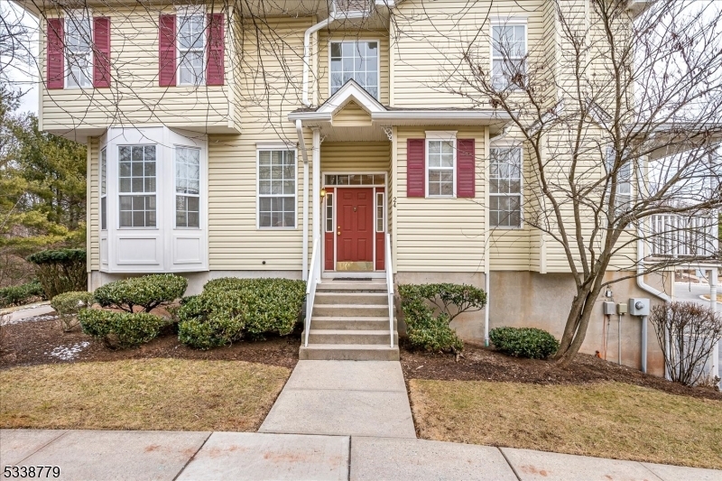 Property Photo:  24 Kentworth Ct  NJ 08822 