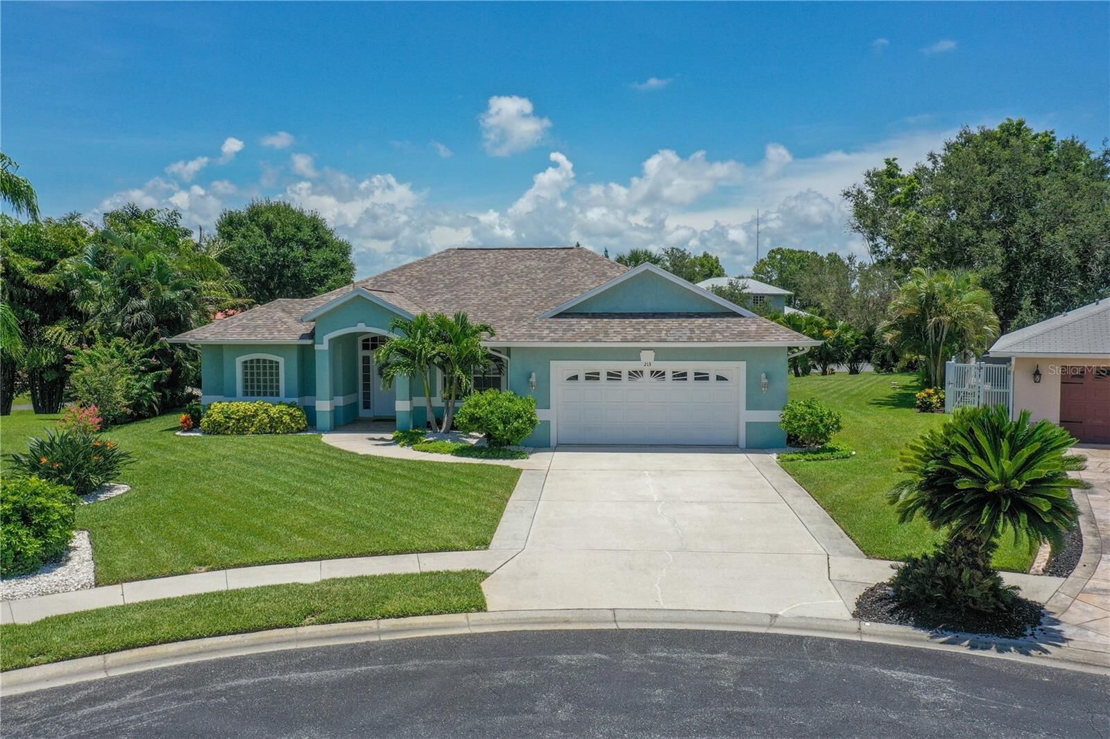 Property Photo: 213 Bayside Court FL 34275