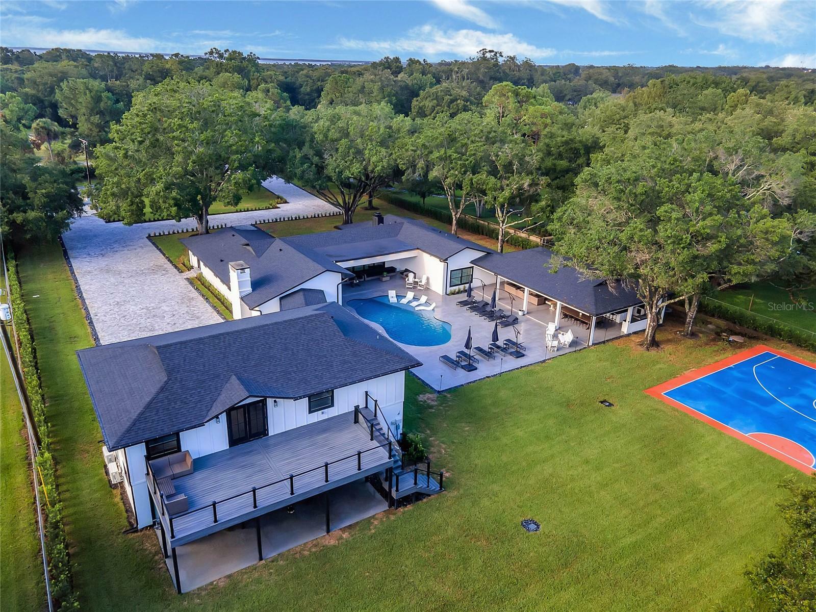 Property Photo: 900 W Plant Street FL 34787