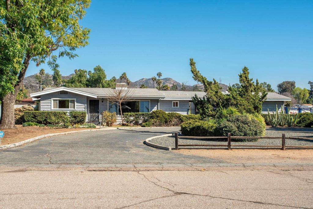 Property Photo:  725 Waimea Dr  CA 92019 