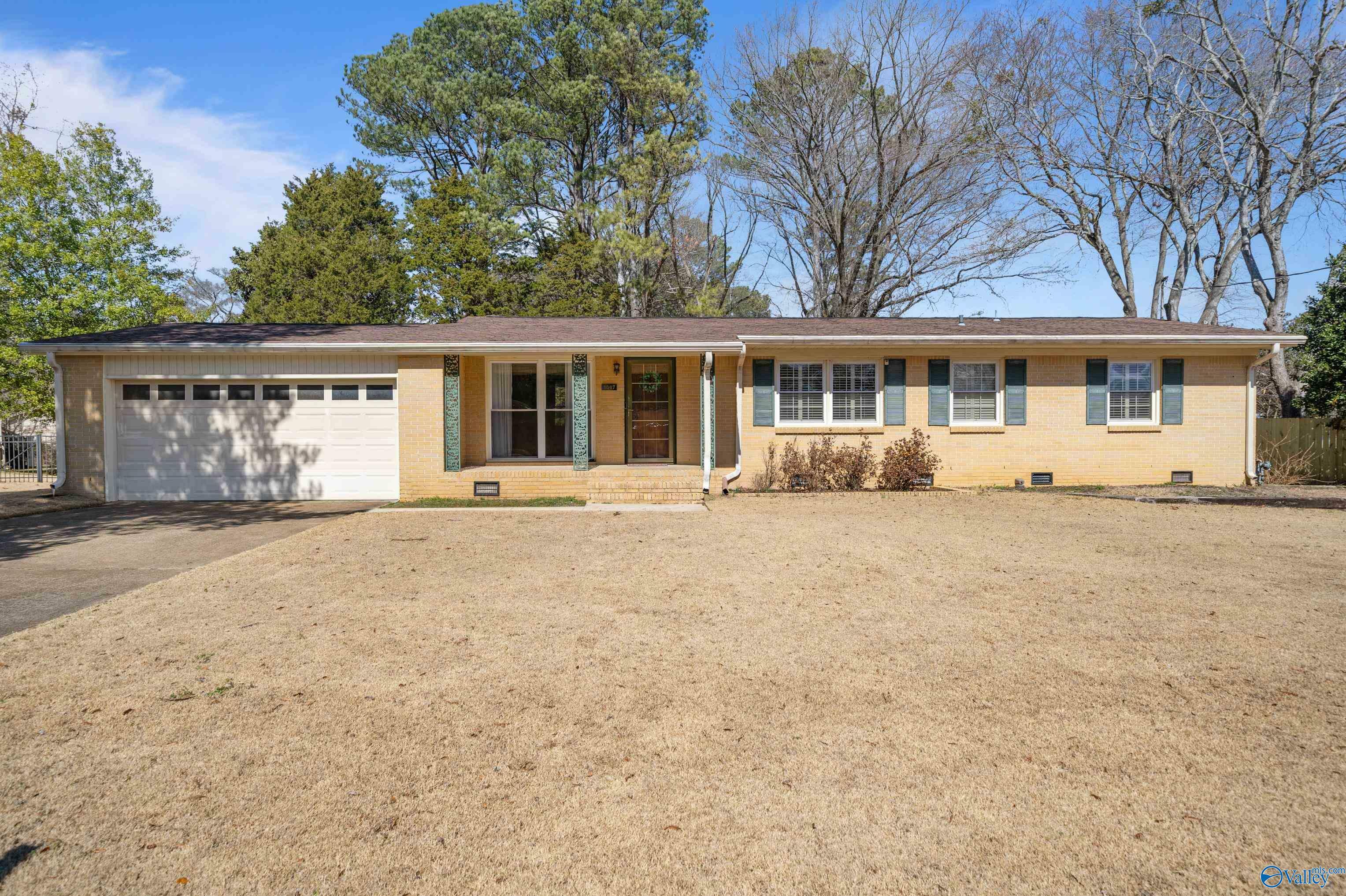 Property Photo: 1007 Dellwood Road SE AL 35802
